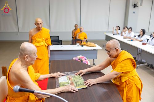 ภาพ No.324904:วันพฤหัสบดีที่ 23 เมษายน พ.ศ.2569  หลวงพ่อทัตตชีโว รองเจ้าอาวาสวัดพระธรรมกาย ถวายการต้อนรับและปฏิสันถารคณะชาวอินโดนีเซีย