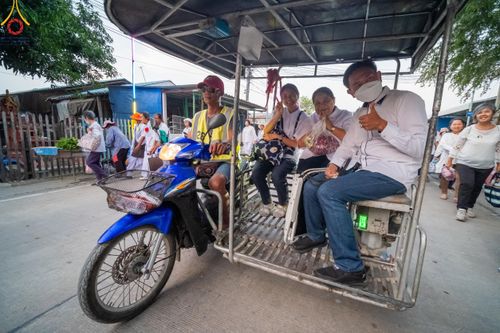 ภาพ No.110628:พิธีต้อนรับพระธรรมยาตรา ในโครงการธรรมยาตรากตัญญูบูชา มหาปูชนียาจารย์ พระมงคลเทพมุนี(สด จนฺทสโร) พระผู้ปราบมาร อนุสรณ์สถาน 7 แห่ง ปีที่ 12 วันที่ 11 มกราคม พ.ศ. 2567 ณ อนุสรณ์สถานลำดับที่ 3 สถานที่เกิดใหม่ในเพศสมณะ วัดสองพี่น้อง จ.สุพรรณบุรี