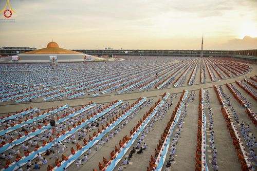 ภาพ No.221800:วันอังคารที่ 22 เมษายน พ.ศ. 2568 ภาพพิธีถวายมหาสังฆทานคณะสงฆ์ 40,000 กว่าวัดทั่วประเทศ เนื่องในวันคุ้มครองโลก ชุดที่ 2 (ปลื้มให้สมการรอคอย) ณ ลานธรรมพระมหาธรรมกายเจดีย์ วัดพระธรรมกาย