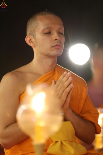 ภาพ No.290224:วันที่ 6 มกราคม พ.ศ. 2569 พิธีจุดประทีปถวายเป็นพุทธบูชา และบูชาธรรมมหาปูชนียาจารย์ (ภาพชุดที่ 2) ณ อนุสรณ์สถานมหาวิหารพระมงคลเทพมุนี (โลตัสแลนด์) อ.สองพี่น้อง จ.สุพรรณบุรี ในโครงการธรรมยาตรา กตัญญูบูชา มหาปูชนียาจารย์ พระมงคลเทพมุนี(สด จนฺทสโร) พระผู้ปรา