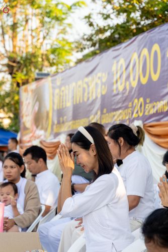 ภาพ No.282665:วันเสาร์ที่ 20 ธันวาคม พ.ศ.2568 พิธีตักบาตรพระ 10,000 รูป (ชุด 2) เนื่องในโอกาส 194 ปี จังหวัดกาญจนบุรี และอุทิศส่วนกุศลให้แด่บรรพชนทั้งหลาย บริเวณถนนสองแคว (Skywalk) เมืองกาญจนบุรี