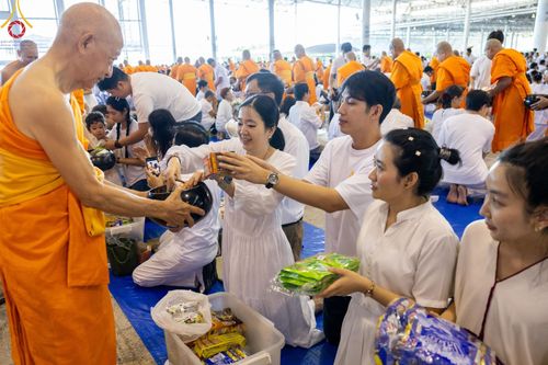 ภาพ No.151060:พิธีตักบาตร ในวันอาทิตย์ต้นเดือน วันที่ 1 กันยายน พ.ศ. 2567 ณ สภาธรรมกายสากล วัดพระธรรมกาย
