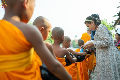 ภาพ No.62312:Photo Story  มหัศจรรย์วัดดงดินแดง Episode 4 กิจกรรมตักบาตรฉลองพระ-เณรกว่า 500 รูป