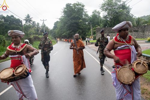 ภาพ No.140200:PhotoStory มหาศรัทธา ธรรมยาตราศรีลังกา EP.3  โครงการสยาม-ลังกา ธรรมยาตรา ฉลองเทศกาลวิสาขบูชาแห่งชาติ ศรีลังกา  บูชาธรรม 80 ปีหลวงพ่อธัมมชโย เส้นทางจาก เมืองดัมบูลลา ไปยัง เมืองมาตะเล  ตั้งแต่วันที่ 17-20 พฤษภาคม พ.ศ. 2567