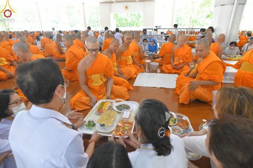 ภาพ No.143243:พิธีถวายภัตตาหารเพื่อเป็นกำลังแห่งการเข้าถึงธรรม ของพระภิกษุสามเณร วัดพระธรรมกาย วันเสาร์ที่ 6 กรกฏาคม พ.ศ. 2567 ณ หอฉันคุณยายอาจารย์ วัดพระธรรมกาย จ.ปทุมธานี