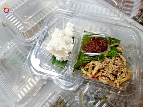 ภาพ No.203257:พิธีถวายภัตตาหารเป็นสังฆทาน แด่พระธรรมยาตรา ณ วัดพระธรรมกาย ตำบลคลองสาม อำเภอคลองหลวง จังหวัดปทุมธานี ในโครงการธรรมยาตรา กตัญญูบูชา มหาปูชนียาจารย์ พระมงคลเทพมุนี(สด จนฺทสโร) พระผู้ปราบมาร อนุสรณ์สถาน 7 แห่ง ปีที่ 13 วันที่ 29 มกราคม พ.ศ. 2568