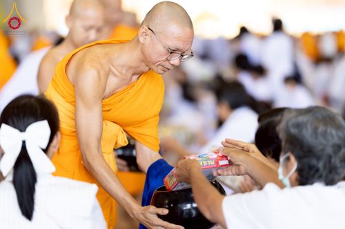 ภาพ No.223402:วันวิสาขบูชา วันอาทิตย์ที่ 11 พฤษภาคม พ.ศ. 2568 พิธีตักบาตร และปฎิบัติธรรม ณ สภาธรรมกายสากล วัดพระธรรมกาย