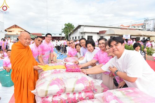 ภาพ No.150862:พิธีเจริญพระพุทธมนต์ และทำบุญตักบาตรแด่คณะสงฆ์ จำนวน 121 รูป เนื่องในโอกาสฉลองครบรอบ 120 ปี อำเภอคลองหลวง จังหวัดปทุมธานี เพื่อถวายเป็นพุทธบูชา ช่วยเหลือผู้ประสบความเดือดร้อนจากอุทกภัย และคณะสงฆ์ 323 วัด 4 จังหวัดชายแดนภาคใต้ วันเสาร์ที่ 31 สิงหาคม พ.ศ. 