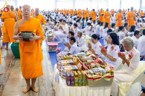 ภาพ No.256831:วันที่ 5 ตุลาคม พ.ศ. 2568 พิธีตักบาตร ข้าวสารอาหารแห้ง ณ บ้านแก้วเรือนทองคุณยายฯ สภาธรรมกายสากล วัดพระธรรมกาย