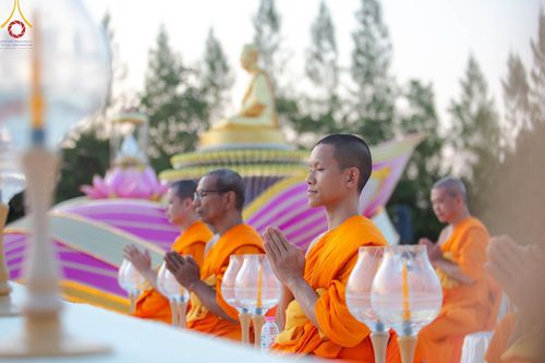 ภาพ No.192705:พิธีจุดประทีปถวายเป็นพุทธบูชา และบูชาธรรมมหาปูชนียาจารย์ ณ อนุสรณ์สถานคลองบางนางแท่น อ.สามพราน จ.นครปฐม ในโครงการธรรมยาตรา กตัญญูบูชา มหาปูชนียาจารย์ พระมงคลเทพมุนี(สด จนฺทสโร) พระผู้ปราบมาร อนุสรณ์สถาน 7 แห่ง ปีที่ 13 วันที่ 10 มกราคม พ.ศ. 2568