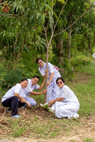 ภาพ No.238599:วันอาทิตย์ที่ 17 สิงหาคม พ.ศ. 2568 พิธีทอดผ้าป่าบำรุงศูนย์อบรมเยาวชนนครปฐม ครบรอบ 14 ปี และพิธีปลูกต้นไม้รอบสระเศรษฐี ณ ศูนย์อบรมเยาวชนนครปฐม