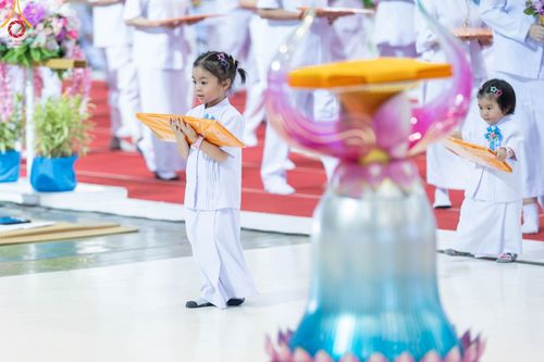 ภาพ No.99850:พิธีทอดผ้าป่า ต้นสมบัติจักรพรรดิ ในวันอาทิตย์ที่ 3 ธันวาคม พ.ศ. 2566 ณ สภาธรรมกายสากล วัดพระธรรมกาย จ.ปทุมธานี