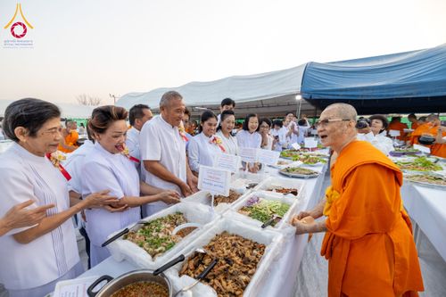 ภาพ No.191835:พิธีถวายภัตตาหารเป็นสังฆทาน แด่พระธรรมยาตรา ณ อนุสรณ์สถานคลองบางนางแท่น อ.สามพราน จ.นครปฐม ในโครงการธรรมยาตรา กตัญญูบูชา มหาปูชนียาจารย์ พระมงคลเทพมุนี(สด จนฺทสโร) พระผู้ปราบมาร อนุสรณ์สถาน 7 แห่ง ปีที่ 13 วันที่ 9 มกราคม พ.ศ. 2568