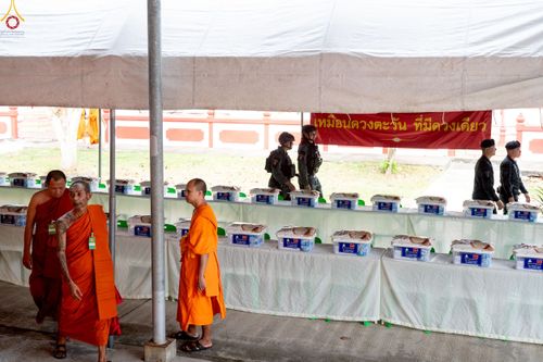 ภาพ No.234442:วันพฤหัสบดีที่ 24 กรกฎาคม พ.ศ. 2568 พิธีถวายสังฆทานแก่คณะสงฆ์ 323 วัด , พิธีมอบกองทุนหนุนแรงใจช่วยครูใต้ , พิธีทำบุญส่วนกุศลแด่ผู้วายชนม์ ในเหตุการณ์ความไม่สงบ 4 จังหวัด ชายแดนภาคใต้ (ปัตตานี , ยะลา , นราธิวาส , สงขลา) ปีที่ 21 ครั้งที่ 179 ณ วัดเวฬุวัน 