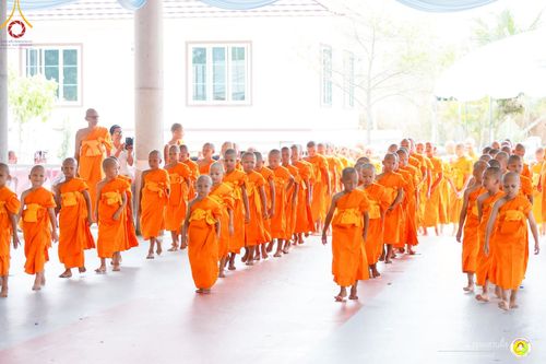 ภาพ No.216014:วันพฤหัสบดีที่ 3 เมษายน พ.ศ. 2568 พิธีบรรพชาสามเณร ภาคฤดูร้อน รุ่นที่ 15  บูชาธรรมหลวงพ่อธัมมชโย 81 ปี 81 รูป ณ ศูนย์ปฏิบัติธรรมสวนผึ้ง จ.ราชบุรี