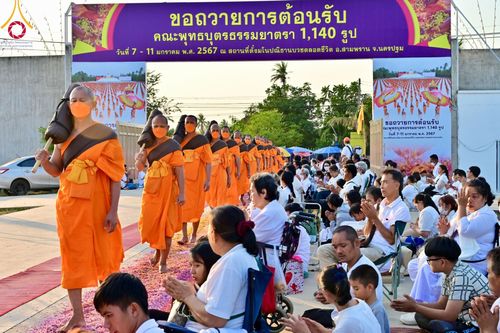 ภาพ No.107922:พิธีต้อนรับพระธรรมยาตรา ในโครงการธรรมยาตรากตัญญูบูชา มหาปูชนียาจารย์ พระมงคลเทพมุนี(สด จนฺทสโร) พระผู้ปราบมาร อนุสรณ์สถาน 7 แห่ง ปีที่ 12 วันที่ 7 มกราคม พ.ศ. 2567 ณ อนุสรณ์สถานคลองบางนางแท่น  อ.สามพราน จ.นครปฐม