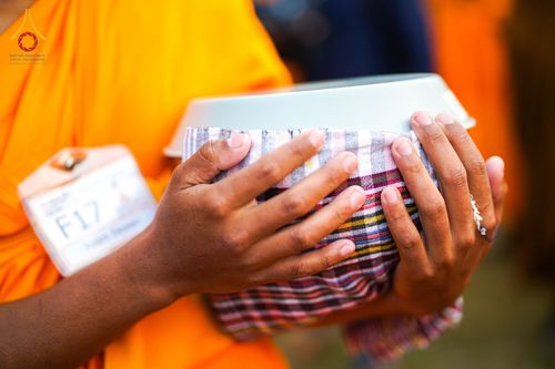 ภาพ No.76445:คณะสงฆ์และสามเณรบิณฑบาต ประเทศบังกลาเทศ วันที่ 11 กุมภาพันธ์ พ.ศ. 2566