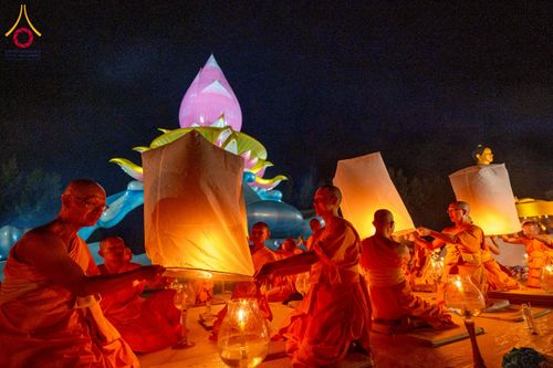 ภาพ No.266164:วันพุธที่ 5 พฤศจิกายน พ.ศ. 2568 (วันพระ ขึ้น 15 ค่ำ เดือน 12) พิธีจุดประทีปโคมลาน, โคมลอย และลอยกระทง ถวายประทีปเป็นพุทธบูชา สร้างความสว่างไสวให้กับแผ่นดินด้วยแสงธรรม ณ พุทธอุทยานนานาชาติ จังหวัดหนองคาย