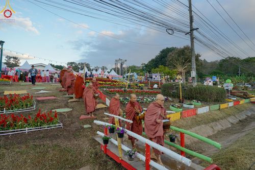 ภาพ No.187210:พิธีตักบาตรพระ ๕๐๐ รูป "สร้างบุญใหญ่ ส่งท้ายปีเก่า ต้อนรับปีใหม่ ๒๕๖๘" วันเสาร์ที่ ๒๘ ธันวาคม พ.ศ. ๒๕๖๗ ณ ถนนหน้าที่ว่าการอำเภอภูเรือ จังหวัดเลย
