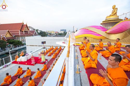 ภาพ No.201632:พิธีจุดประทีปถวายเป็นพุทธบูชา และบูชาธรรมมหาปูชนียาจารย์ ณ อาคารธรรมยาตรา กตัญญูบูชามหาปูชนียาจารย์ ตรงข้ามวัดปากน้ำภาษีเจริญ จ.กรุงเทพมหานคร ในโครงการธรรมยาตรา กตัญญูบูชา มหาปูชนียาจารย์ พระมงคลเทพมุนี(สด จนฺทสโร) พระผู้ปราบมาร อนุสรณ์สถาน 7 แห่ง