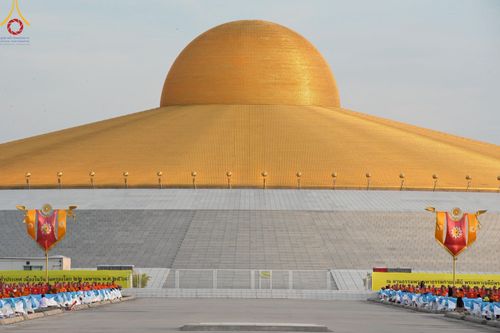 ภาพ No.221621:วันอังคารที่ 22 เมษายน พ.ศ. 2568 ภาพพิธีถวายมหาสังฆทานคณะสงฆ์ 40,000 กว่าวัดทั่วประเทศ เนื่องในวันคุ้มครองโลก ชุดที่ 2 (ปลื้มให้สมการรอคอย) ณ ลานธรรมพระมหาธรรมกายเจดีย์ วัดพระธรรมกาย