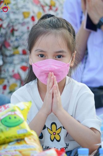 ภาพ No.101880:ตักบาตรพระ 10,000 รูป เติมบุญให้แผ่นดิน เนื่องในโอกาส 192 ปี จังหวัดกาญจนบุรี หนึ่งในโครงการตักบาตรพระ 2,000,000 รูป  77 จังหวัดทุกวัดทั่วไทย วันจันทร์ที่ 11 ธันวาคม พ.ศ. 2566 บริเวณถนนสองแคว (SKY WALK) เมืองกาญจนบุรี