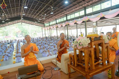 ภาพ No.135111: พิธีบรรพชาสามเณร  พิธีตักบาตรฉลองสามเณรใหม่ วันที่ 1 เมษายน พ.ศ.2567 ในโครงการบรรพชาสามเณรฟื้นฟูพระพุทธศาสนาทั่วไทย ณ ศูนย์ปฏิบัติธรรมแก้วเมืองเลย