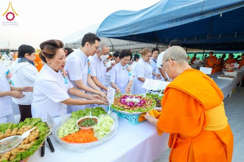 ภาพ No.191086:พิธีถวายภัตตาหารเป็นสังฆทาน แด่พระธรรมยาตรา ณ อนุสรณ์สถานคลองบางนางแท่น อ.สามพราน จ.นครปฐม ในโครงการธรรมยาตรา กตัญญูบูชา มหาปูชนียาจารย์ พระมงคลเทพมุนี(สด จนฺทสโร) พระผู้ปราบมาร อนุสรณ์สถาน 7 แห่ง ปีที่ 13 วันที่ 8 มกราคม พ.ศ. 2568