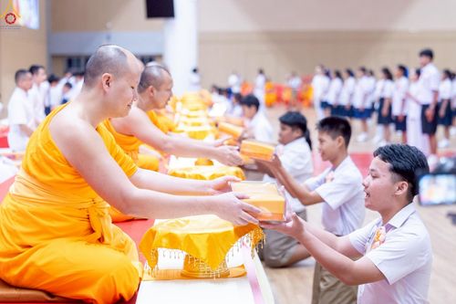 ภาพ No.245978:วันเสาร์ที่ 13 กันยายน พ.ศ. 2568 พิธีมอบผ้าไตรประธานกฐินสัมฤทธิ์เด็กดี V-Star ณ สภาธรรมกายสากล วัดพระธรรมกาย