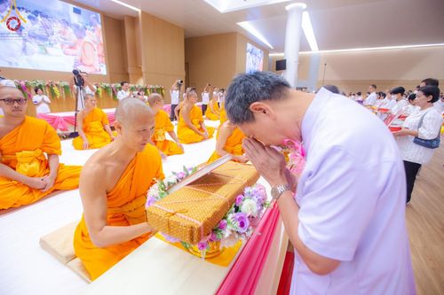 ภาพ No.138862:พิธีถวายกองทุนสนับสนุน การสร้างพระไตรปิฎกฉบับธรรมชัย และอนุรักษ์คัมภีร์ใบลาน น้อมบูชาธรรมหลวงพ่อธัมมชโย 80 ปี ณ ห้องแก้วสารพัดนึก 2 วัดพระธรรมกาย วันเสาร์ที่ 1 มิถุนายน พศ. 2567