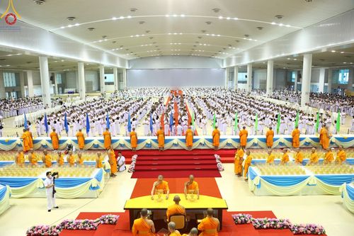 ภาพ No.159538:สัมมนาพิเศษและพิธีมอบองค์พระธรรมกาย 2,000 องค์ ณ ห้องแก้วสารพัดนึก 1 วัดพระธรรมกาย วันอาทิตย์ต้นเดือนที่ 6 ตุลาคม พ.ศ. 2567