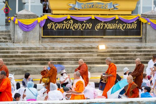 ภาพ No.226139:วันอาทิตย์ที่ 25 พฤษภาคม พ.ศ. 2568 พิธีตักบาตรพระ 1,000 รูปเมืองตรัง ครบรอบ 110 ปี เมืองทับเที่ยง ถวายเป็นพุทธบูชา ถวายเป็นพระราชกุศลแด่รัชกาลที่ 10 และอุทิศส่วนกุศลแด่อดีตเจ้าเมืองตรัง และบรรพบุรุษ ณ บริเวณหน้าศาลากลางจังหวัดตรัง ถนนพระราม 6