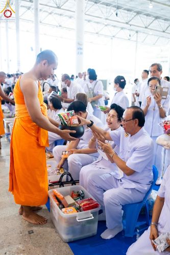 ภาพ No.139126:พิธีตักบาตร , พิธีบูชาข้าวพระ ณ ห้องแก้วสารพัด 1 สภาธรรมกายสากล วัดพระธรรมกาย วันอาทิตย์ต้นเดือนที่ 2 มิถุนายน พ.ศ. 2567