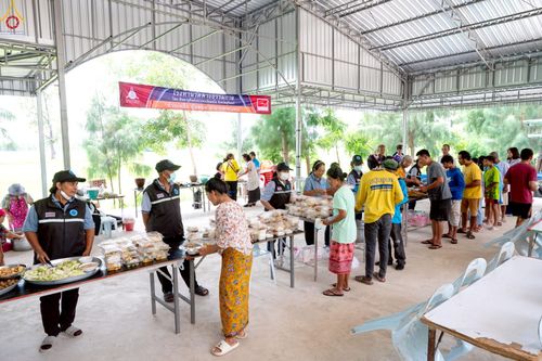 ภาพ No.235459:วันที่ 30-31 กรกฎาคม พ.ศ. 2568 วัดพระธรรมกาย มูลนิธิธรรมกาย ร่วมกับศูนย์ส่งเสริมศีลธรรมจังหวัดสุรินทร์ เปิดศูนย์พักพิงชั่วคราวเพื่อช่วยเหลือประชาชน ผู้อพยพจากเหตุปะทะกันตามแนวชายแดน ไทย-กัมพูชา ตั้งแต่วันที่ 24 กรกฎาคม พ.ศ.2568 เป็นต้นไป