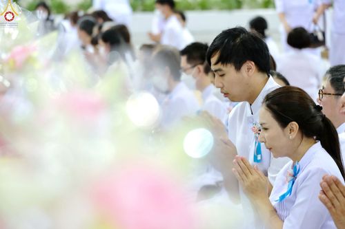 ภาพ No.85424:พิธีถวายมหาสังฆทานคณะสงฆ์ 2000 กว่าวัดทั่วประเทศปีที่ 23, พิธีถวายไทยธรรมคณะสงฆ์ 323 วัด 4 จังหวัดชายแดนภาคใต้, พิธีมอบปัจจัยช่วยเหลือครู 4 จังหวัดชายแดนภาคใต้ ณ สภาธรรมกายสากล วัดพระธรรมกาย ในวันสมาธิโลก อาทิตย์ที่ 6 สิงหาคม พ.ศ. 2566