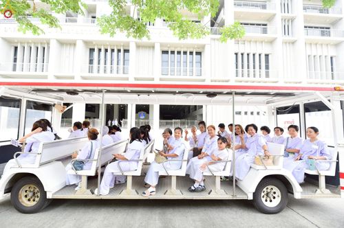 ภาพ No.242783:วันที่ 29-31 สิงหาคม พ.ศ. 2568 องค์กรภาคีเครือข่าย “บวร” (บ้าน-วัด-โรงเรียน-ราชการ) อ.คลองหลวง จัดบวชอุบาสิกาแก้ว ถวายพระราชกุศลแด่สมเด็จพระพันปีหลวง - กตัญญูบูชาแด่ผู้มีพระคุณ