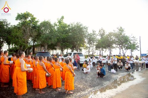 ภาพ No.217997:วันศุกร์ที่ 11 เมษายน พ.ศ. 2568 พระและสามเณร 99 รูป จากศูนย์ปฏิบัติธรรมระยอง(บ้านช่องลม) บิณฑบาต ณ ทุ่งปอเทือง ต.บางบุตร อ.บ้านค่าย จ.ระยอง เพื่อเป็นการฝึกสามเณรภาคฤดูร้อน ผ่านกิจวัตรบิณฑบาตในพื้นที่ชุมชน