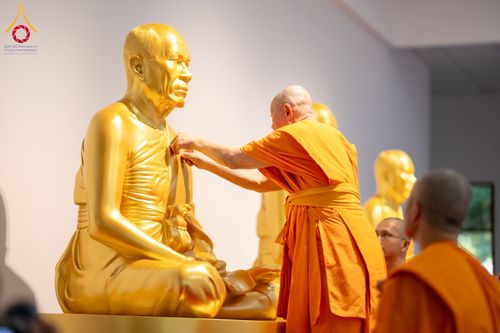 ภาพ No.160862:พิธีเจริญพระพุทธมนต์ และปิดแผ่นทองรูปเหมือน พระเดชพระคุณพระมงคลเทพมุนี (สด จนฺทสโร) พระผู้ปราบมาร จำนวน 3 องค์ วันเสาร์ที่ 5 ตุลาคม พ.ศ. 2567 ณ อาคารปลูกศรัทธา 2 (ชานชลาเดิม) วัดพระธรรมกาย อ.คลองหลวง จ.ปทุมธานี
