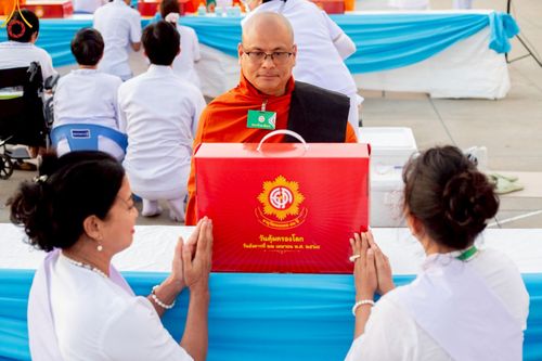 ภาพ No.219640:วันอังคารที่ 22 เมษายน พ.ศ. 2568 พิธีถวายมหาสังฆทานคณะสงฆ์ 40,000 กว่าวัดทั่วประเทศ เนื่องในวันคุ้มครองโลก ณ วัดพระธรรมกาย จ.ปทุมธานี