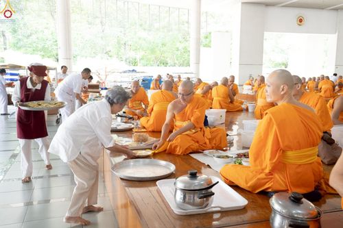 ภาพ No.229739:วันที่ 25 มิถุนายน พ.ศ. 2568 (แรม 15 ค่ำ เดือน 7) พิธีบุพเปตพลี ครั้งที่ 166 ร่วมอุทิศบุญแด่หมู่ญาติที่ล่วงลับไปแล้ว และสืบทอดอายุพระพุทธศาสนา ณ หอฉันคุณยายอาจารย์ฯ วัดพระธรรมกาย