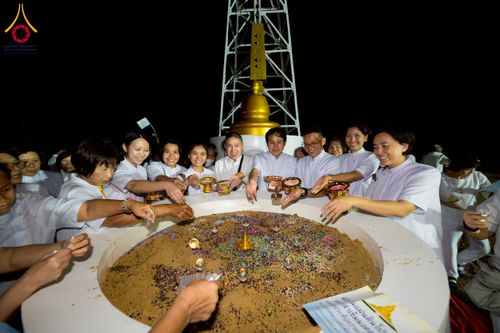 ภาพ No.261946:วันที่ 14 ตุลาคม พ.ศ. 2568 พิธีกลั่นแผ่นดิน โปรยทรายตอกเสาเข็มมหามงคลต้นแรก  สร้างองค์พระเจดีย์และจุดประทีปถวายเป็นพุทธบูชา ณ ศูนย์ปฏิบัติธรรมชัยนาท ต.ธรรมามูล อ.ชัยนาท จ.ชัยนาท