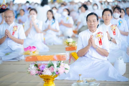 ภาพ No.205743:พิธีสวดพระพุทธมนต์ และถวายภัตตาหารเมนูสวรรค์แด่พระภิกษุ สามเณร วันจันทร์ที่ 3 กุมภาพันธ์ พ.ศ. 2568 ณ หอฉันคุณยายอาจารย์ฯ วัดพระธรรมกาย