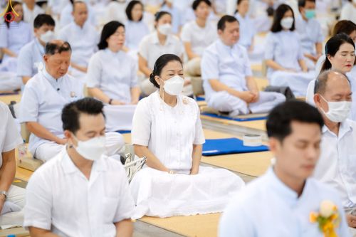 ภาพ No.89508:พิธีตักบาตร ข้าวสารอาหารแห้ง พิธีบูชาข้าวพระ และพิธีจุดเทียนใจ ไฟนิรันดร์  อนันตชัย ณ สภาธรรมกายสากล วัดพระธรรมกาย วันอาทิตย์ที่ 1 ตุลาคม พ.ศ. 2566