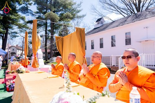 ภาพ No.62439:คณะศิษยานุศิษย์รวมใจสถาปนาและสมโภช ธรรมจักร เพื่ออัญเชิญประดิษฐาน ณ ยอดอุโบสถ 80 ปี หลวงพ่อธัมมชโย วัดพระธรรมกายนิวเจอร์ซี ประเทศสหรัฐอเมริกา  วันอาทิตย์ที่ 7 เมษายน พ.ศ. 2567