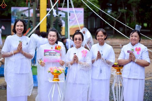 ภาพ No.250007:วันอังคารที่ 30 กันยายน พ.ศ. 2568 พิธีตอกเสามงคลต้นแรกอาคารเศรษฐีถาวร ที่พักผู้มาปฏิบัติธรรม ณ ศูนย์ปฏิบัติธรรมจันทบุรี