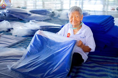 ภาพ No.218517:วันที่ 15 - 18 เมษายน พ.ศ. 2568 การเตรียมภาชนะสำหรับถวายภัตตาหาร , การจัดโต๊ะเก้าอี้ในลานธรรม , การแพ็คพัสดุงานต้อนรับ เพื่องานวันคุ้มครองโลก 22 เมษายน พ.ศ.2568 วัดพระธรรมกาย