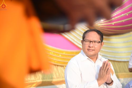 ภาพ No.110305:พิธีตักบาตรพระธรรมยาตราฯ ในโครงการธรรมยาตรากตัญญูบูชา มหาปูชนียาจารย์ พระมงคลเทพมุนี(สด จนฺทสโร) พระผู้ปราบมาร ปีที่ 12 ณ อนุสรณ์สถานลำดับที่ 2 สถานที่ตั้งมโนปณิธานบวชตลอดชีวิต อนุสรณ์สถานบางนางแท่น จ.นครปฐม วันที่ 11 มกราคม พ.ศ. 2567