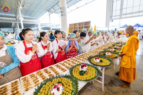 ภาพ No.203734:พิธีถวายภัตตาหารเป็นสังฆทาน แด่พระธรรมยาตรา ณ วัดพระธรรมกาย ตำบลคลองสาม อำเภอคลองหลวง จังหวัดปทุมธานี ในโครงการธรรมยาตรา กตัญญูบูชา มหาปูชนียาจารย์ พระมงคลเทพมุนี(สด จนฺทสโร) พระผู้ปราบมาร อนุสรณ์สถาน 7 แห่ง ปีที่ 13 วันที่ 30 มกราคม พ.ศ. 2568