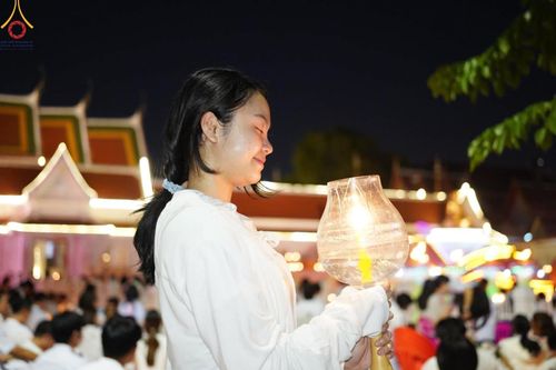 ภาพ No.197208:พิธีจุดประทีปถวายเป็นพุทธบูชา และบูชาธรรมมหาปูชนียาจารย์ ณ วัดโบสถ์(บน) ตำบลบางคูเวียง อำเภอบางกรวย จังหวัดนนทบุรี ในโครงการธรรมยาตรา กตัญญูบูชา มหาปูชนียาจารย์ พระมงคลเทพมุนี(สด จนฺทสโร) พระผู้ปราบมาร อนุสรณ์สถาน 7 แห่ง ปีที่ 13 วันที่ 18 มกราคม พ.ศ. 25