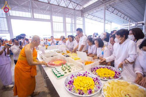 ภาพ No.202745:พิธีถวายภัตตาหารเป็นสังฆทาน แด่พระธรรมยาตรา ณ วัดพระธรรมกาย ตำบลคลองสาม อำเภอคลองหลวง จังหวัดปทุมธานี ในโครงการธรรมยาตรา กตัญญูบูชา มหาปูชนียาจารย์ พระมงคลเทพมุนี(สด จนฺทสโร) พระผู้ปราบมาร อนุสรณ์สถาน 7 แห่ง ปีที่ 13 วันที่ 28 มกราคม พ.ศ. 2568